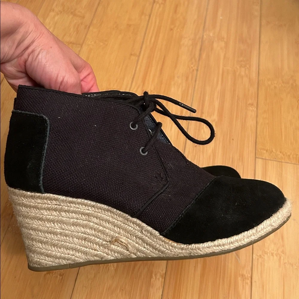 Toms Desert Wedge Ankle Boots Black and Burlap size women’s 8.5